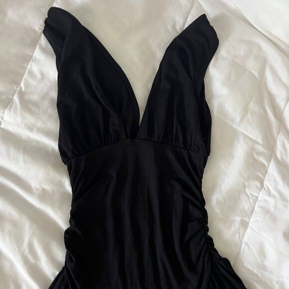 ASOS DESIGN plunge curve hem mini dress with ruched waist in black black size 2 - Picture 7 of 10